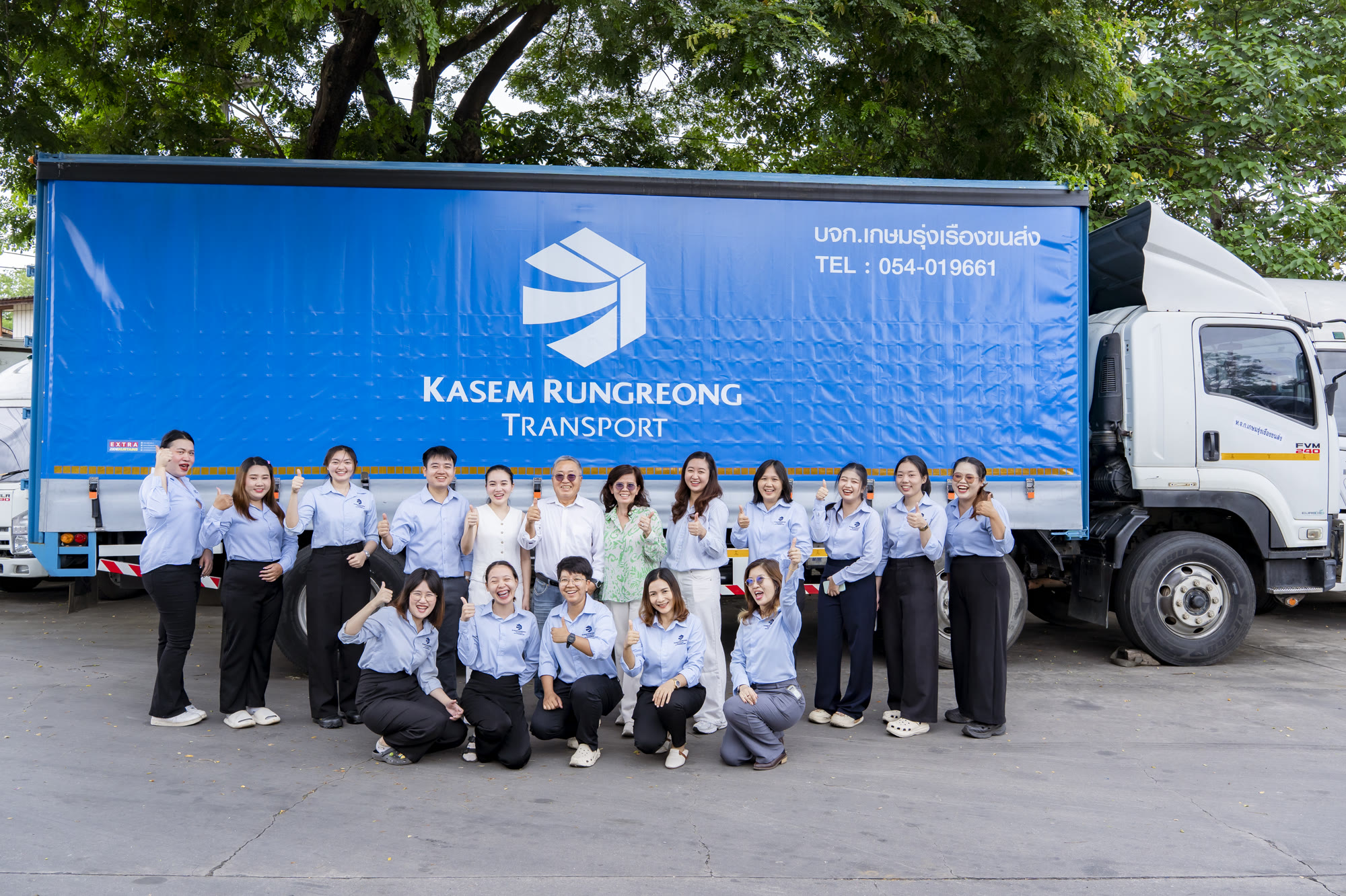 ทีมงานเกษมรุ่งเรืองขนส่ง (KRT) พร้อมรถบรรทุกของบริษัท